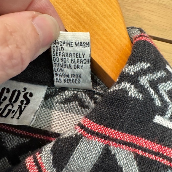 Vintage Chico's Aztec Black/Red/ White Patterned Shirt Button Front / size 2 - Picture 5 of 13